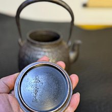 鉄瓶 鋳鉄製 茶道具 龍文堂 上田造 上田照房 江戶末龍文堂頂級釜師“上田照房”作，茶筅形鐵瓶身款印章“上田造”方章