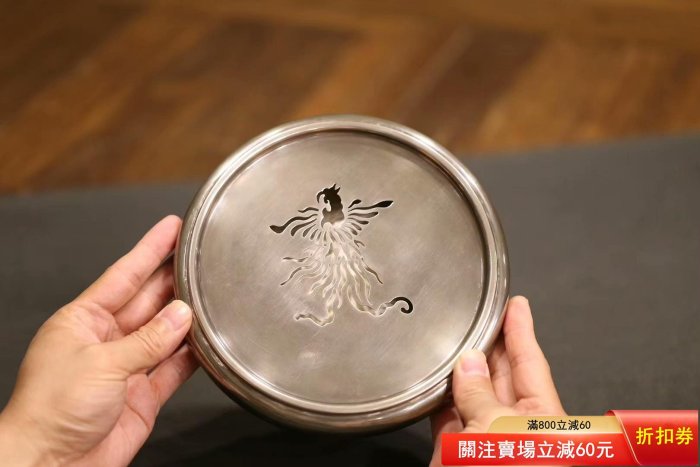 日本銀壺承干泡盤款識：一東齋純銀雖沒有繁復的紋飾，素心素面，卻【梨