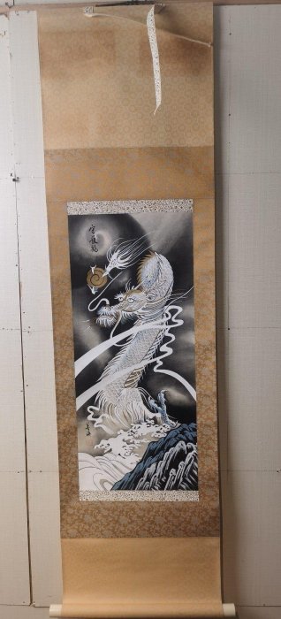 嚴選日本回流善海作守護龍掛軸，紙畫綾裱精心裝裱，尺寸29.8x68.5公分