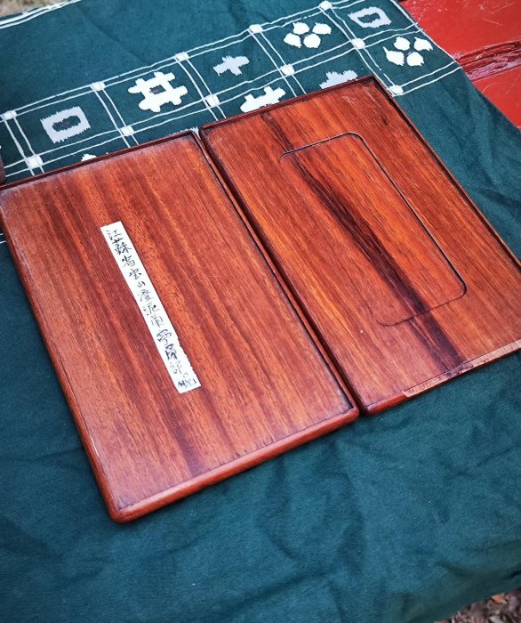 嚴選蘇州早期澄泥硯，蝦頭紅設計，六面滿工藝術品，紅木精巧蓋，底款