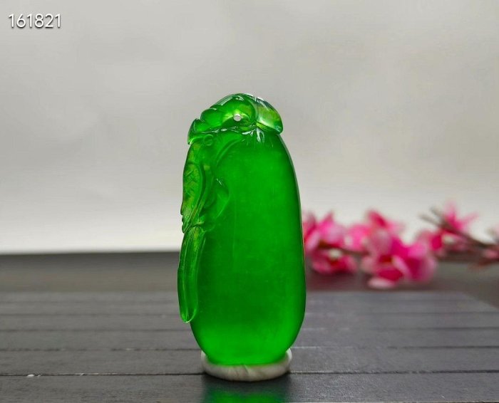 頂級龍石種帝王綠翡翠掛件，整料雕刻，水頭超好，超級完美，重43.6g
