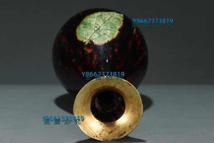 735 --- 宋代吉州窯包金黑釉樹葉紋玉壺春瓶。尺寸高：26厘米。腹徑：1