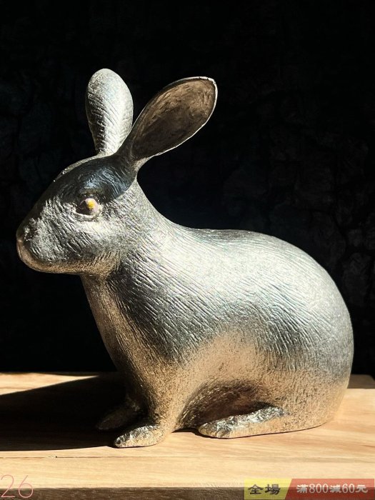 日本金工大家富永直樹作品仿真度極高的一尊眼部、內耳及腹部做了粉色