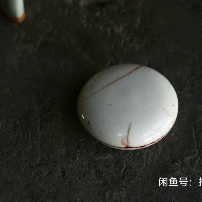 嚴選清末民國甜白釉印泥盒，原裝配備老實蓋子，直徑6cm，高2.1cm，實物