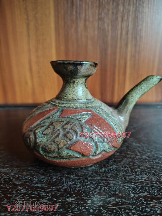 日本琉球燒壺家用酒瓶老物收藏佳品器型獨特鐵銹釉雕赤繪魚紋侘寂風全品