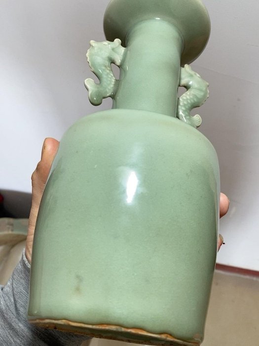 南宋龍泉窯青瓷雙魚耳瓶，灰胎梅子青釉，魚耳設計，細膩胎質，溫潤釉色