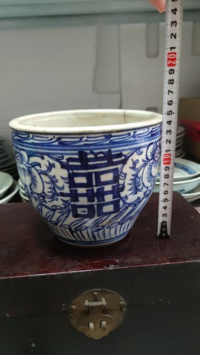 清代道光青花纏枝蓮雙囍文房卷缸，胎質乾老釉水油厚，品相佳適於收藏