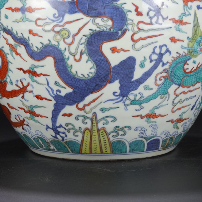 明代嘉靖青花五彩江崖海水云龍紋大蓋罐尺寸：高46公分口徑19.5公分肚徑