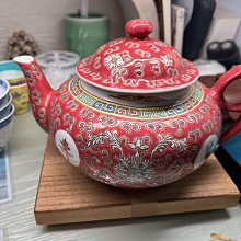 日本回流景德鎮老粉彩萬壽無疆茶壺，紅底白花手繪工藝，壺身雕琢壽字與