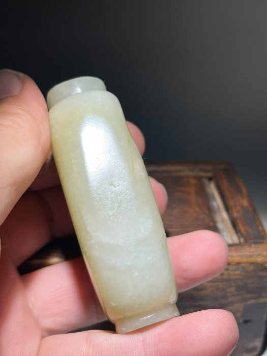 明清老和田白玉籽料鼻煙壺密度好油性足玉質油潤細膩，玻璃光包漿渾厚
