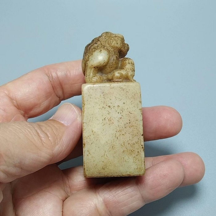 嚴選壽山石老印章，瑞獸鈕浮雕藝術精品，工藝精湛包漿自然，尺寸6.03