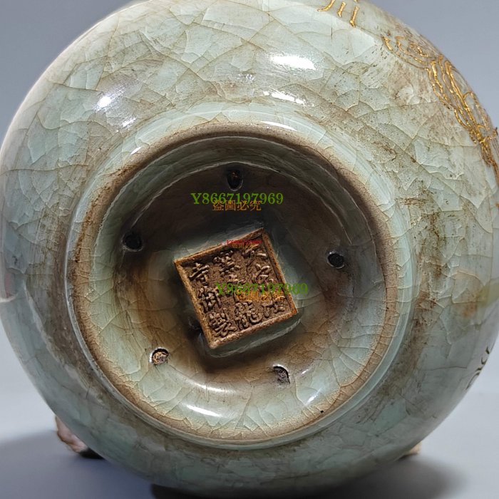 收藏品！宋官窯汝瓷冰裂紋冰花刻字描金賞瓶擺件：該器型規整、皮殼老辣