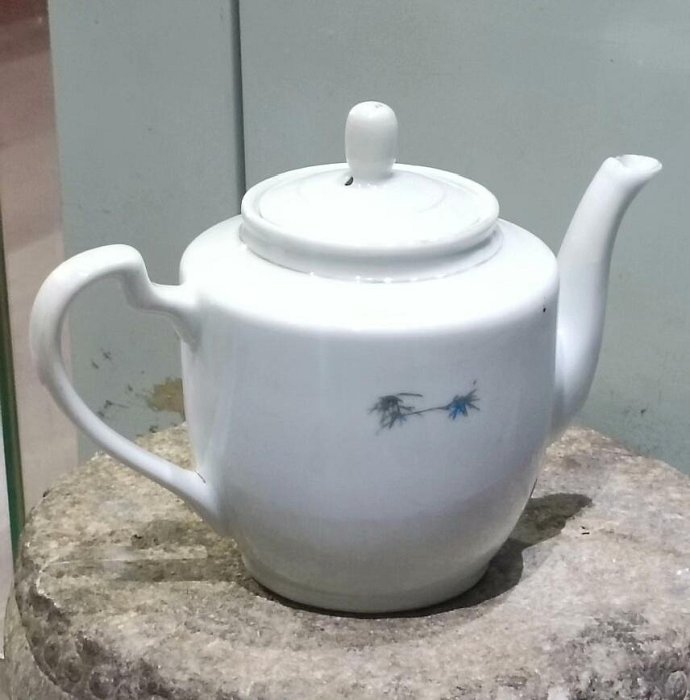 嚴選景德鎮567粉彩花鳥茶壺，釉水亮麗畫工精湛，瓷質精細，高15.5cm長