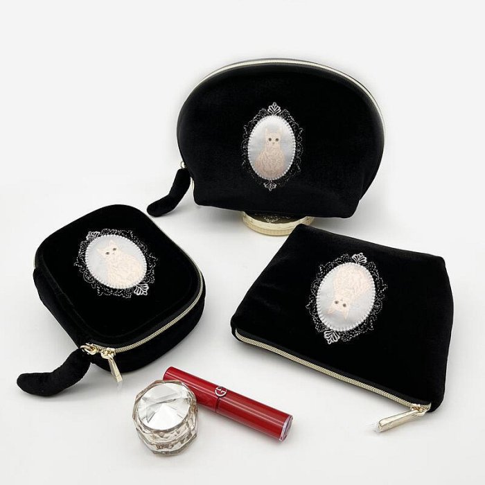 【暢銷】petit trouver 黑色不倒絨白印花化妝包 補妝包 半圓包 紙巾包