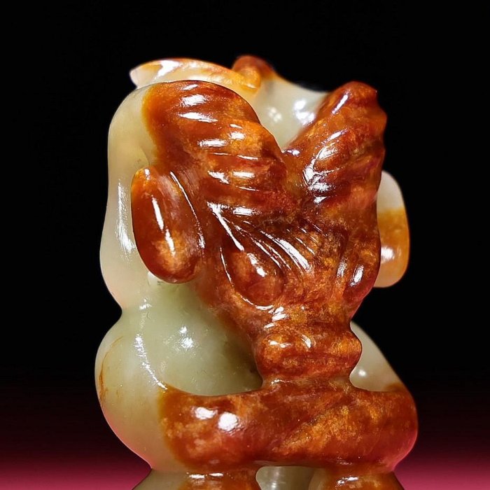 臻品舊藏， 紅山文化河磨玉太陽神把，包漿厚重，沁色入骨，工藝精湛