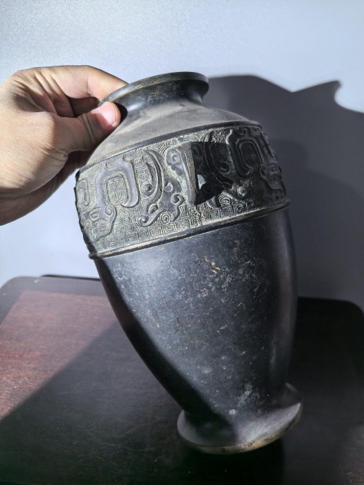 民國大漆饕餮紋象耳清供銅瓶【年代】民國【尺寸】口徑8CM，底徑9.4CM