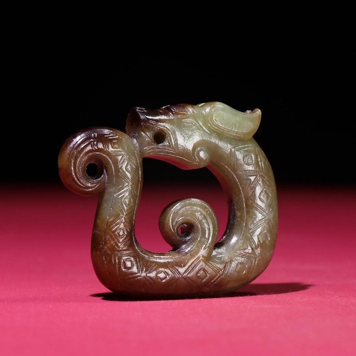 臻品旧藏， 满沁和田玉玉龙挂包浆厚重， 沁色入骨，工艺精湛，犀利民藏