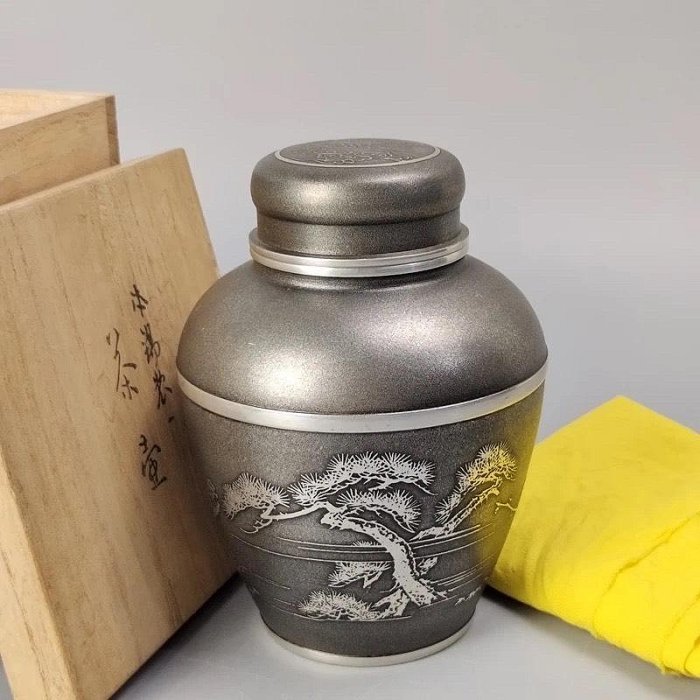 日本錫茶罐，老錫茶倉，錫茶葉罐，底款南錫，手工金工鏨刻松枝紋