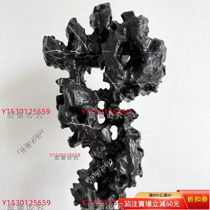 這方黑色太湖石擺件，高67cm 含底座高度、寬28cm 、厚17cm，重33斤