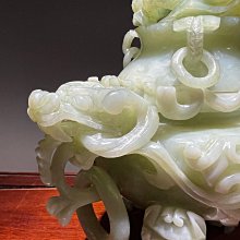岫玉雕卷草紋龍鈕龍耳銜環三足香爐全品帶原配木托整塊玉料打磨掏制雕刻