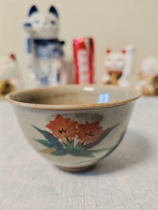 嚴選日本回流九谷燒茶碗，口徑10公分高7公分，彩繪花卉開片紋，適合品
