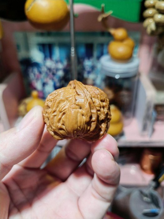 嚴選白獅子手工異形西牛角單粒核桃，精雕細琢值得盤玩收藏，尺寸適中