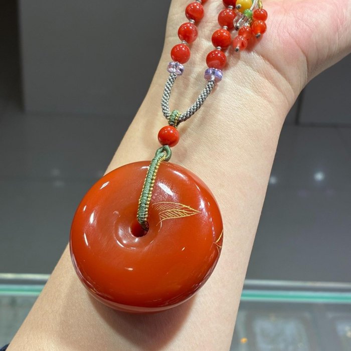 天然南紅瑪瑙平安扣吊墜，尺寸約54.3/19.1mm，個別瑪瑙紋，3處輕微手感
