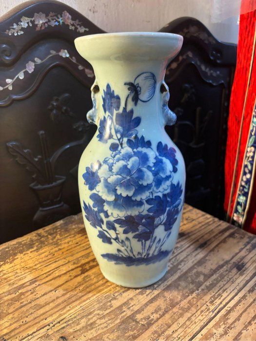 清代豆青釉青花牡丹獅耳小花瓶完整開門正老件。青花古瓷花瓶豆青