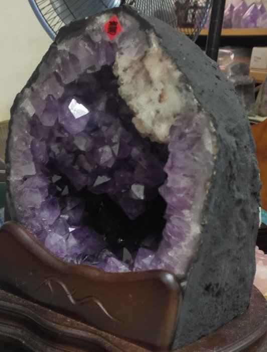 特惠價4300元~臻品水晶~天然巴西大球花帶方解石紫晶洞~~招財納福~~增進