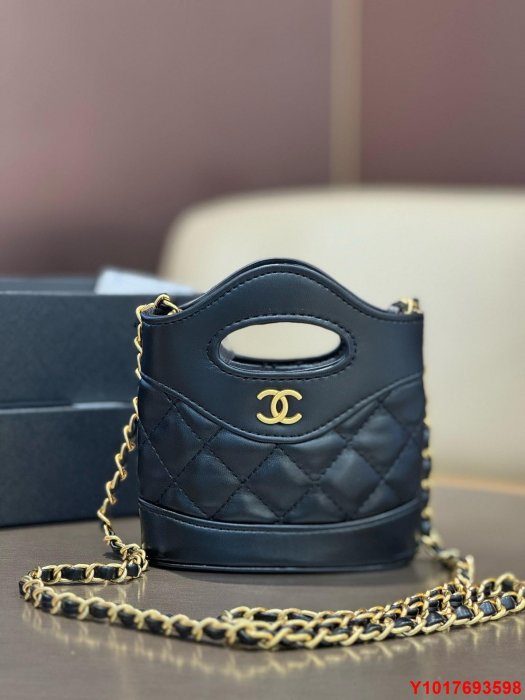 海外CHANEL贈品24s mini薯條包 小巧可愛對可愛的東西完全沒有抵抗力 黑色的優雅中帶著