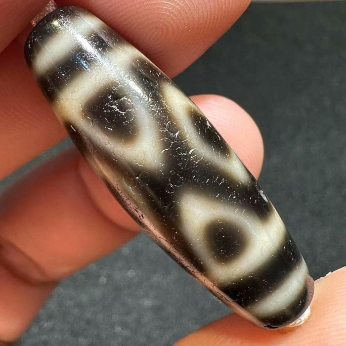 嚴選牙黃手工珠虎牙金剛三眼天珠，尺寸約39x13mm，適合收藏文玩天珠