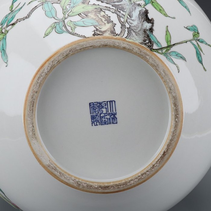 中国 大清乾隆年製銘 粉彩 花瓶 天球瓶 九桃図花瓶 粉彩九桃瓶- 故宫博物院