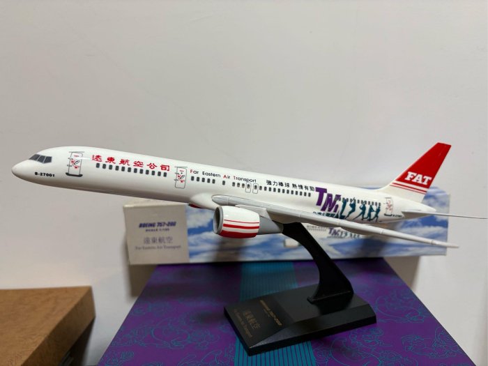 B757-200 FAT 1/400ダイキャストモデル　遠東航空　展示ケース付き B757-200 FAT 1/400ダイキャストモデル 遠東航空 展示ケース付き