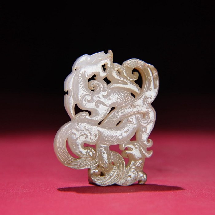 渡来品 文房具 本物和田白玉 手彫 清代 望子成龍 辰龍子鼠紋 筆架 置物 文鎮 臻品旧藏，和田白玉生坑微沁龙佩，包浆厚重，沁色入骨，工艺精湛，犀利