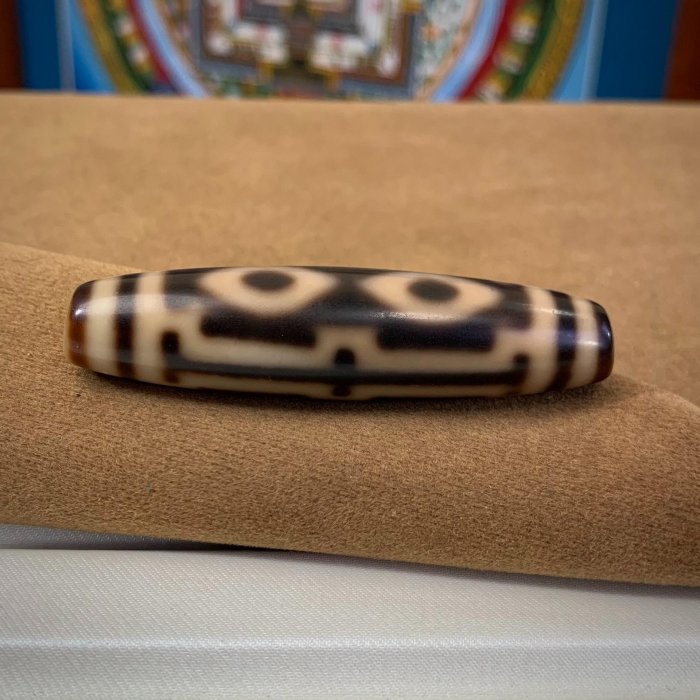 嚴選帝王四眼天珠，手工雕琢精緻老料，尺寸59.8x14.7mm，適合收藏與