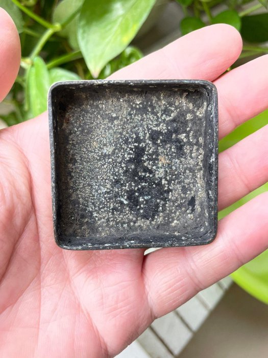 嚴選老銅墨盒蓋，刻字深具歷史價值，品相佳且自然包漿迷人，尺寸6公分