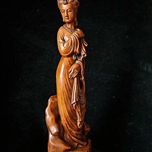 木雕黃楊木雕古裝仕女，高22寬7公分，重約248克，純手工打造，雕刻精細