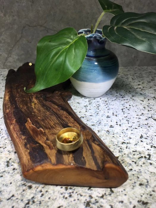 崖柏雷擊木- 倒流香臥香座紙鎮- 無漆無蠟精工打磨實品漂亮-送一盒崖柏