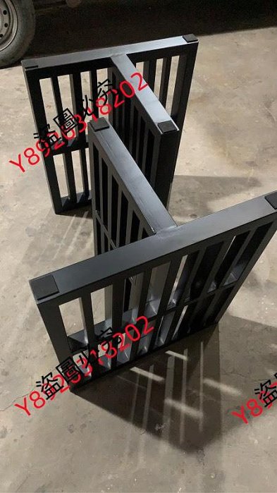 【二手】鐵藝桌腳，全新，結實耐用，適合做餐臺腳或辦公桌腿。黑色烤漆，現代簡約風格。有需要的朋友可以我了解詳細規格和哦～63930古玩 收藏 擺件