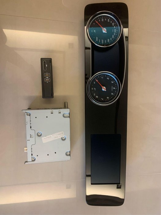 賓士 E200 W213 原廠精品儀錶板 音響主機 加螢幕 USB插孔。功能正常。外觀非常新。殺肉件 零件車 隨便賣