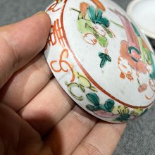 中国 清時代　五彩盒蓋清中晚期粉彩细路五子夺魁人物 清代同治時期粉彩五子奪魁印泥盒，直徑8.6公分原配蓋，嚴選老胎重彩