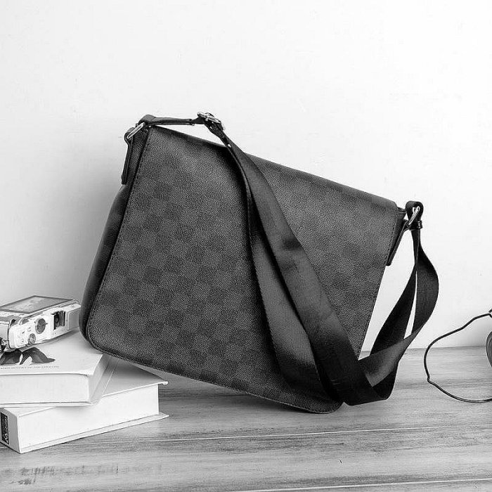 FASHION BAGSTORE，超高C / P值，仿LV款男士休閒掀蓋包，郵差包大容量多隔層單肩斜跨包防水皮革側背包