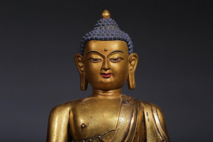 清代，“大清乾隆年敬造”銅鎏金釋迦牟尼佛坐像高50厘米，長36厘米，寬24
