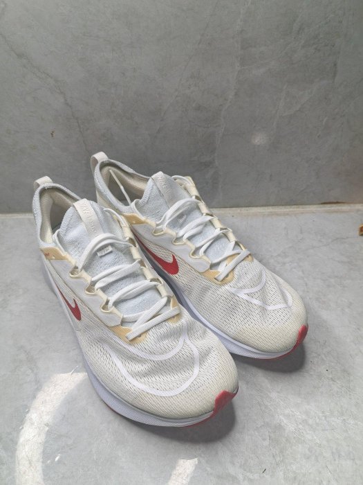 Nike跑鞋 Zoom Fly 4碳板跑鞋 白紅男款42.5號一雙