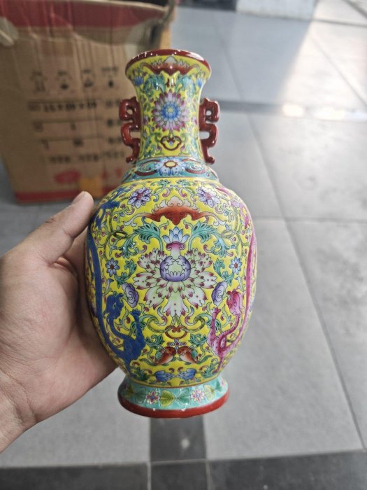 嚴選乾隆時期粉彩雙耳瓶，古典花卉龍紋裝飾，紅釉美觀獨特，適合收藏家