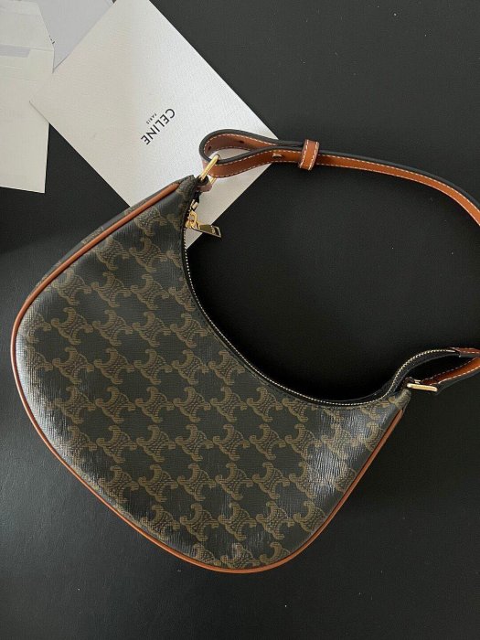 幾乎全新Celine AVA 經典老花腋下單肩包最愛的通勤包包Celine AVA老花必定有姓名焦糖色 老花 腋