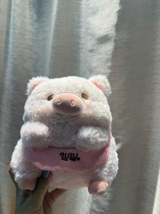 LULU豬甜品師款公仔，可愛造型狀態如圖