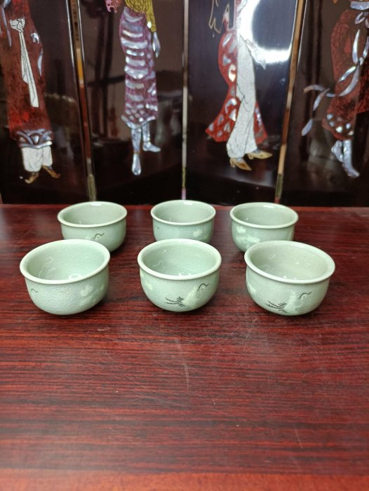 嚴選韓國當代鬼才申向浩創作的高麗青瓷杯，日式設計融入獨特工藝。杯體