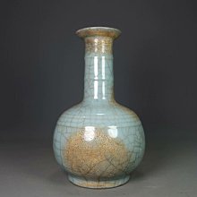 宋代汝窯開片盤口瓶，釉色天青溫潤，高22公分寬13公分，開片自然，胎質