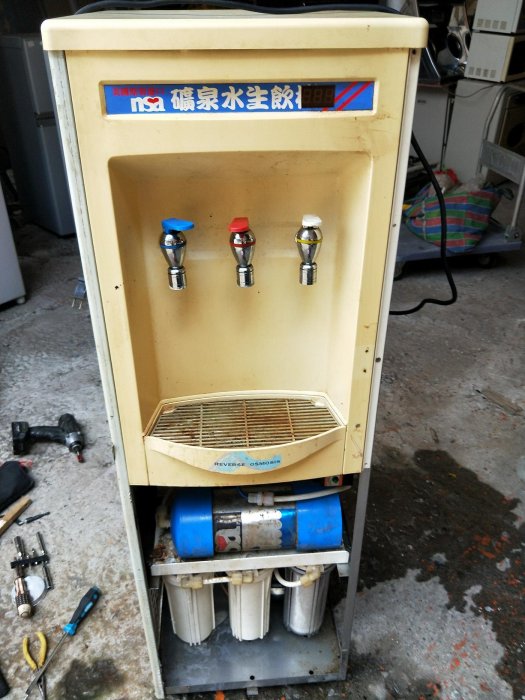 各種廠牌 賀眾牌落地式 桌上型 廚下型 冰温熱飲水機純水機 全戶式淨水器 全新中古二手故障漏水 沒有熱水冷水冰水壓縮機風扇 啟動不轉 漏灌冷媒維修理費用多少錢？